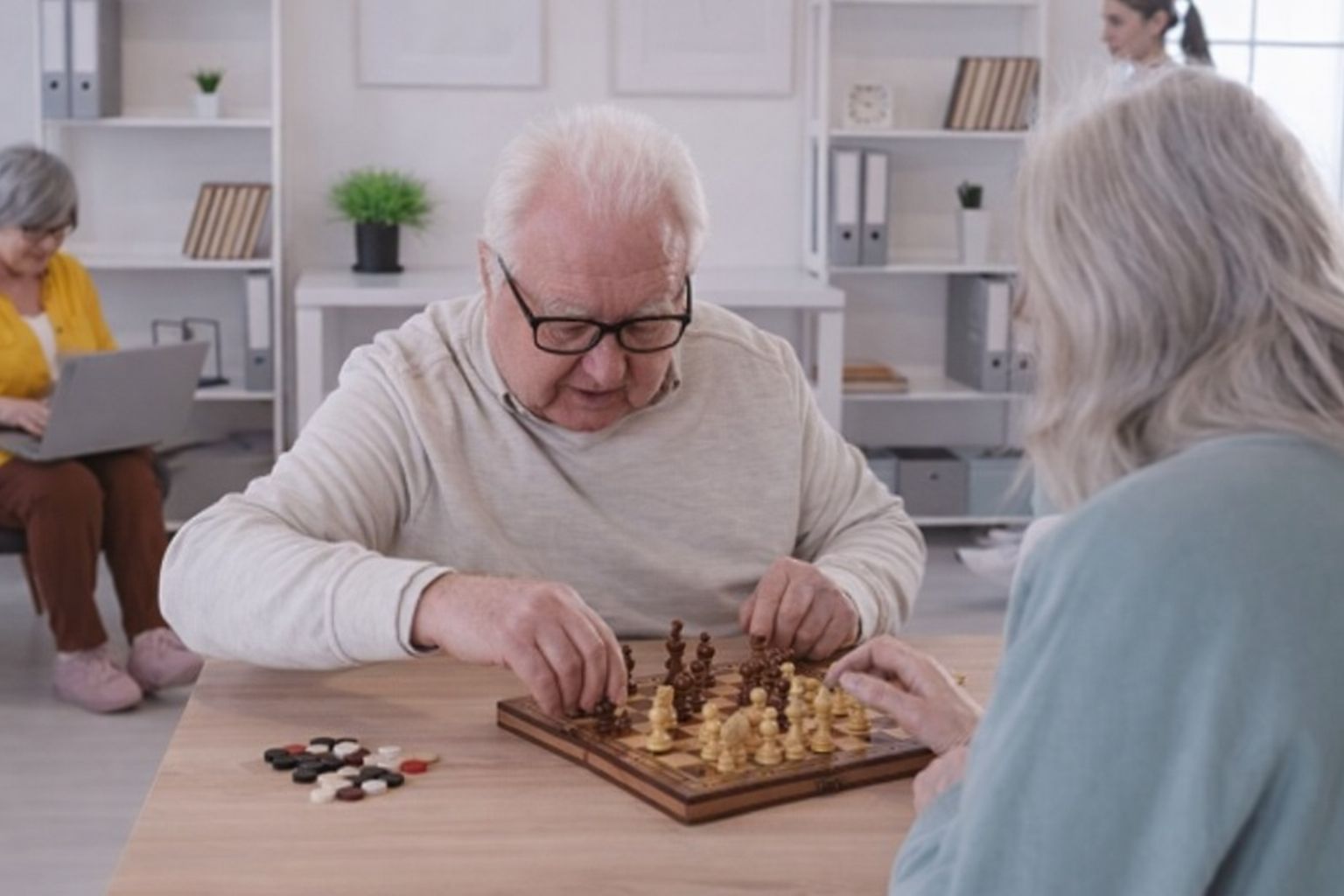 Äldre man spelar schack med kvinna; visar social aktivitet för seniorer.