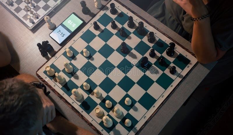 Schackparti med digital klocka som visar återstående betänketid