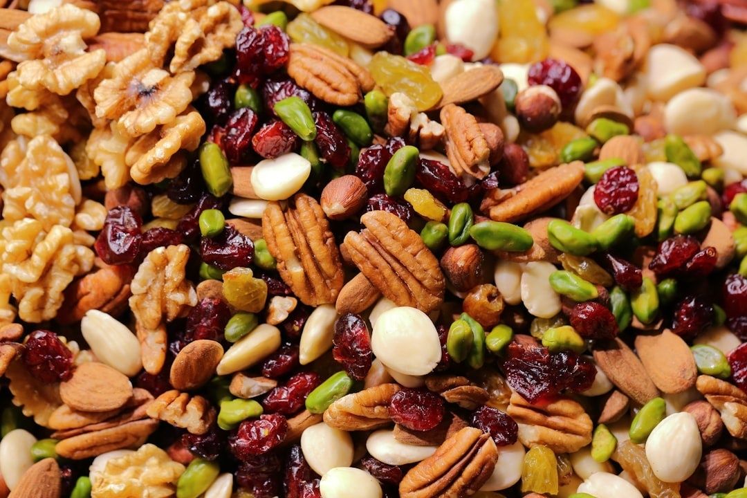 Närbild av nöt- och fruktblandning med pistagenötter och tranbär